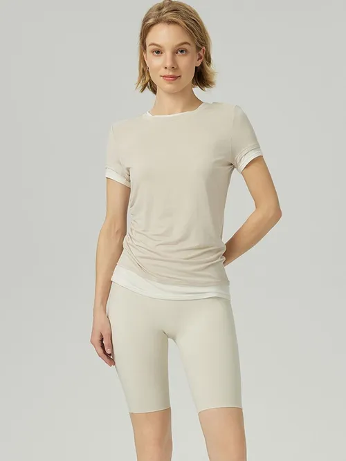 Chemise de sport pour femmes avec manches courtes froncées et double couche d'illusion