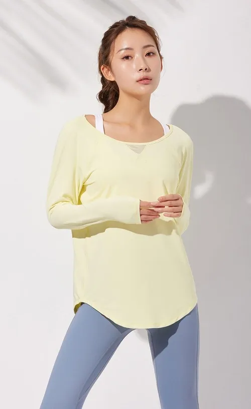 Chemise de sport pour femmes avec manches longues, fente dans le dos et détails en maille