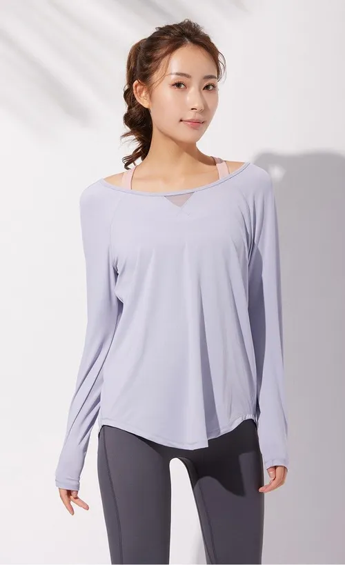 Chemise de sport pour femmes avec manches longues, fente dans le dos et détails en maille