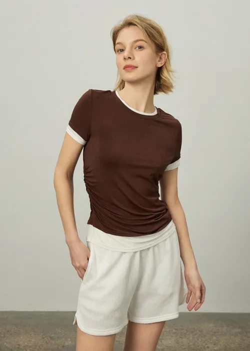 Chemise de sport pour femmes avec manches courtes froncées et double couche d'illusion