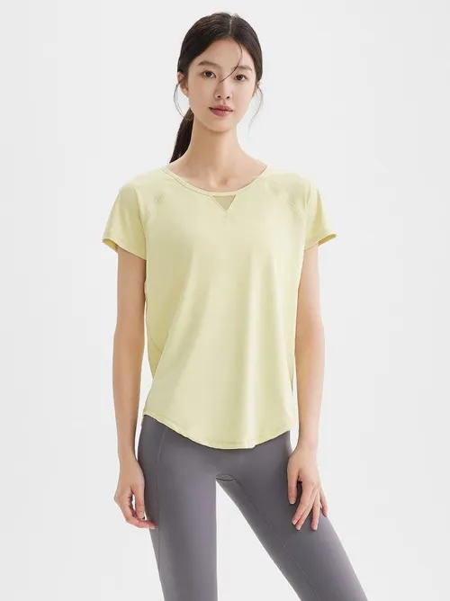 Chemise de sport pour femmes avec manches courtes, fente dans le dos et détails en maille