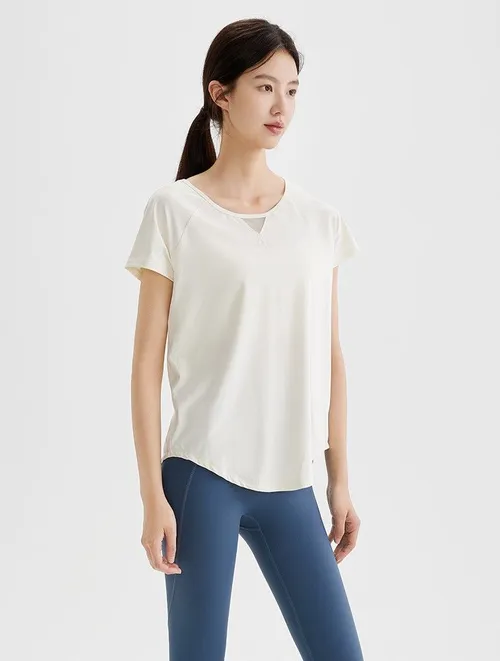 Chemise de sport pour femmes avec manches courtes, fente dans le dos et détails en maille