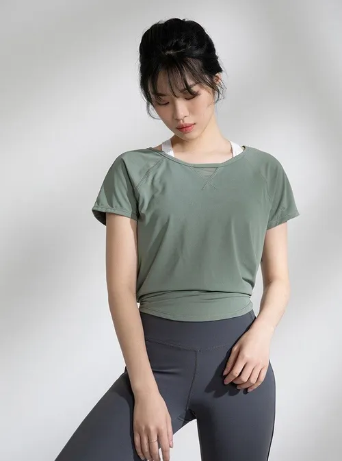 Chemise de sport pour femmes avec manches courtes, fente dans le dos et détails en maille