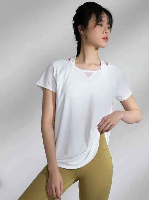 Chemise de sport pour femmes avec manches courtes, fente dans le dos et détails en maille