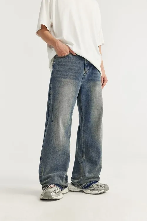 Jean de ville ample pour homme avec jambes droites larges et ourlet asymétrique