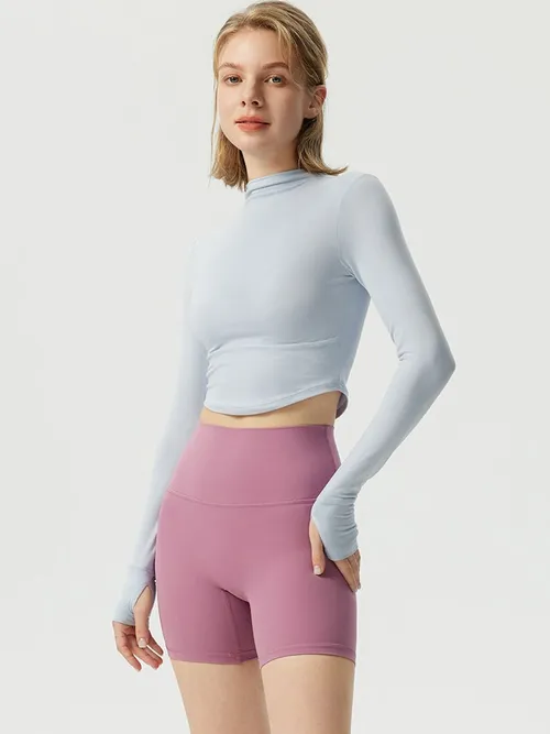 Chemise courte de sport ajustée pour femmes avec col montant à manches longues et trous pour les pouces