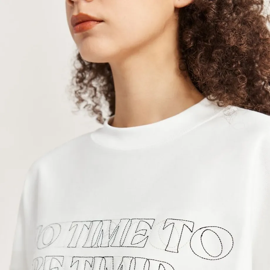 Unisex oversize tričko s krátkým rukávem a vyšitým nápisem No time to be timid M White