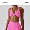 Dámská fitness podprsenka s překřížením a originálně řešenou zadní částí