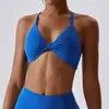 Dámská fitness podprsenka s překřížením a originálně řešenou zadní částí